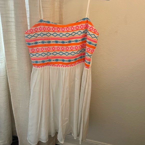 White flowy dress with Aztec print bodice - Picture 2 of 3
